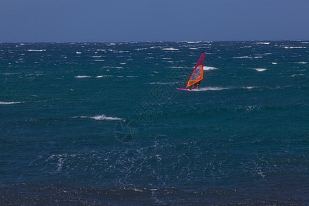 在蓝浪上冲浪运动冒险热带乐趣木板冲浪者男人日落速度冲浪板图片