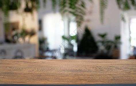 在抽象模糊bokeh背面的空暗黑木桌前g木板台面旅行背景咖啡店桌面木头派对房间展示图片