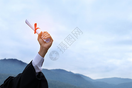 恭喜学生的祝贺 穿着毕业礼服的毕业生呼呼图片