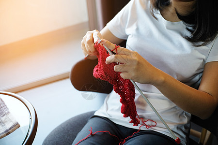 女人编织羊毛圈围巾 针头活动艺术手工爱好纺纱女性缝纫女孩女士针织图片