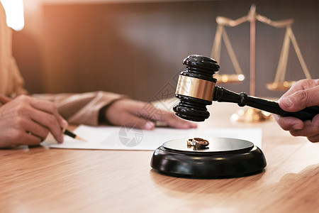 法官就结婚离婚签署文件做出裁决 律师戒指妻子插图婚姻女士配偶法律家庭休息丈夫图片