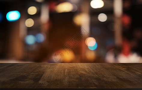 在抽象模糊bokeh背面的空暗黑木桌前g房间背景咖啡店展示窗户用餐木板餐厅酒吧食物图片