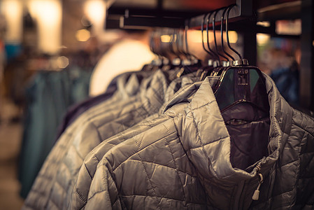 美国户外服装的滤色排女式羽绒服店铺口袋架子女性衣架零售衣服收藏外套警卫图片