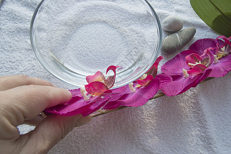 女性手 准备一碗水和用于白底Spa指甲的饰品女士芳香阳光护理餐巾手指化妆品表皮沙龙身体图片