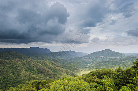 山绿色森林和云彩sk风景白色多云天空云景荒野艺术气候天气天堂蓝色图片