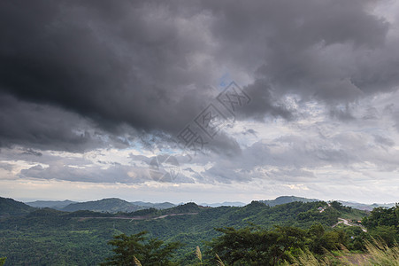 山绿色森林和云彩sk风景天空云景气候自由艺术白色荒野蓝色多云天堂图片