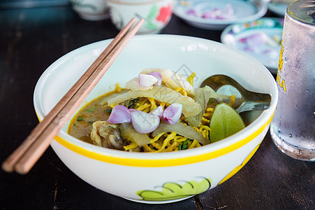 北泰式的乔索面大餐白色油炸食谱美食文化营养健康草本植物食物辣椒背景图片