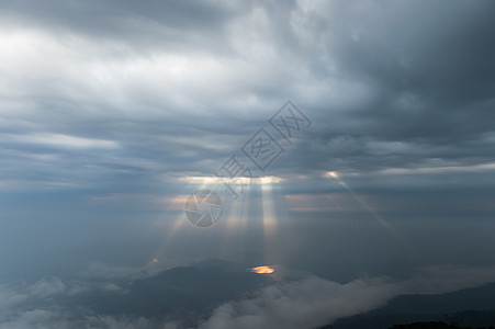 阳光效应和多云 sk太阳天空旅行自由风暴上帝森林商业白色灰色图片