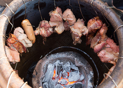 烤猪肉在一个大土罐子里 泰国的时尚食品厨房猪肉食物烧伤木炭卫生瓦罐商业旅行保健图片