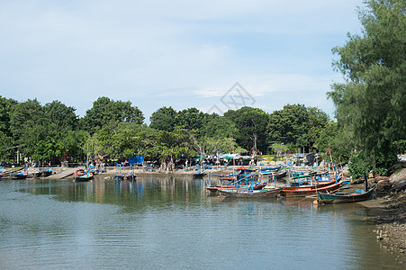 泰国瑞昂省渔港码头风景图案支撑血管地标旅游钓鱼绿色海滩港口天空房子图片
