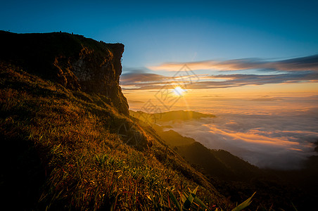 胡志法山地貌日出 泰国商业生活蓝色旅行自然公园植物太阳旅游荒野森林图片