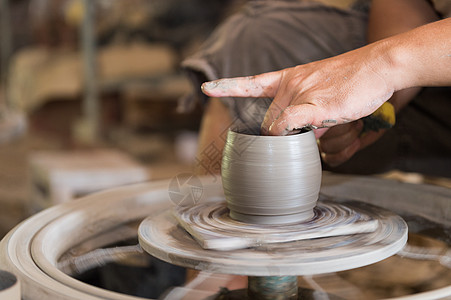 特写雕塑家的手和他的工作黏土工业创造力花瓶车轮作坊艺术家制品手工工艺图片