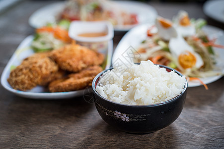 特写桌上的亚洲食物午餐餐厅白色蔬菜沙拉盘子绿色烹饪小吃桌子图片