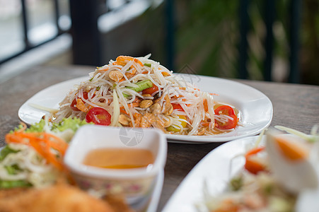 特写桌上的亚洲食物木瓜红色蔬菜白色沙拉午餐饮食餐厅美食盘子图片