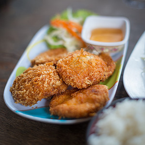 特写桌上的亚洲食物美食盘子白色油炸小吃桌子午餐图片