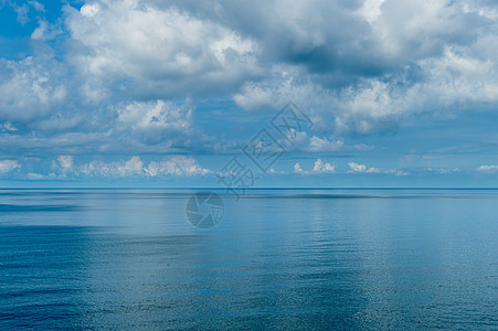 云层天空的海洋景观蓝色旅行假期地平线海浪海岸风景晴天白色海景图片