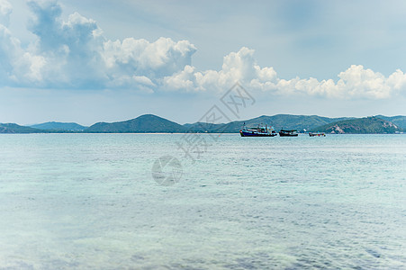 与山岛在海滩上紧靠船只航海海景天空绿色地平线血管风景海岸蓝色假期图片