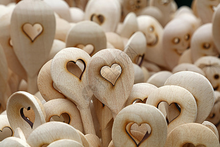 雕刻心脏形状的木制烹饪勺子乡村零售工艺展示市场木头艺术用具乐趣厨房图片
