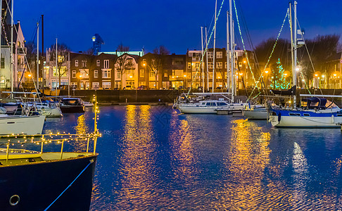 晚上在Vlissingen港 装饰有灯光的船舶 用水点亮城市建筑 荷兰泽兰流行城市图片
