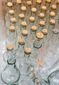 一套空的小透明瓶子集液体玻璃脚凳图片