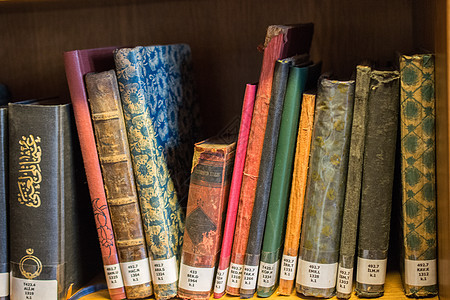 印有土耳其奥斯曼笔记本的书店书柜架子学习图书馆文学智力智慧脚凳科学书架图片