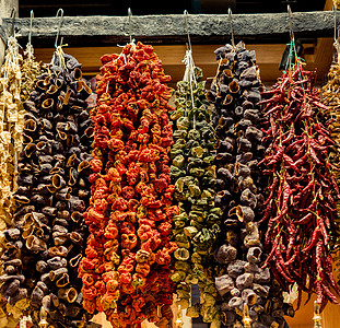 在土耳其杂货店挂起的晒干蔬菜茄子烹饪食品香料产品营养桌子胡椒味道太阳图片