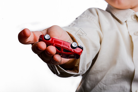 持有一辆红色车的婴儿手驾驶交通保险运输汽车车辆人手背景图片