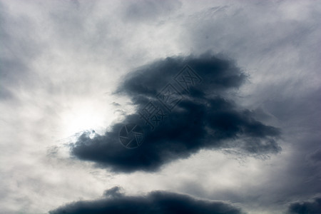 在天空中发现黑暗和灰暗的乌云气氛白色雷雨风暴云景气象灰色臭氧季节飓风图片