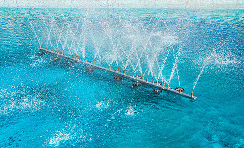 展示的泉水喷泉洒水公园飞溅液体运动小雨溪流蓝色地面喷涂图片