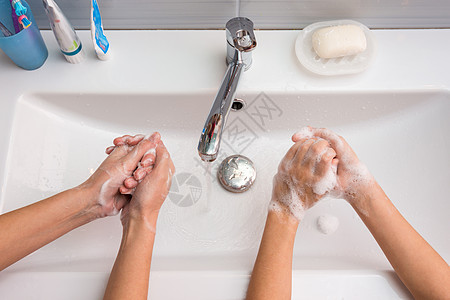 两个人在水槽里洗手 最高风景图片