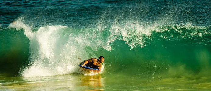 年轻男子在美国夏威夷的短板上冲浪图片