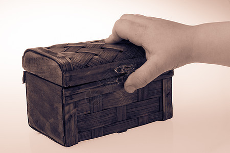 手握棕色木壳胸部松果乡村板条箱贮存木头安全案件古董盒子图片