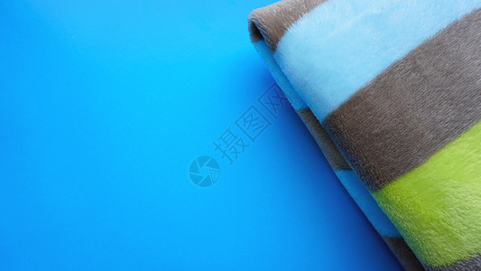 蓝色背景的蓝色软毯子 秋季舒适度 文本空间 顶部视图图片