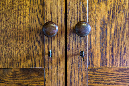 装有门把手和钥匙的古老木壁橱门图片