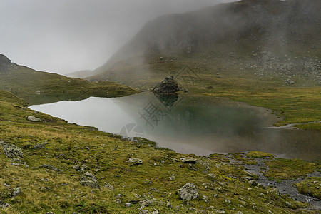 美丽的山地风景景观假期下雨山脉远足图片