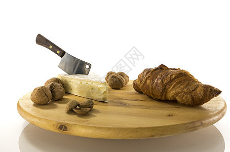法式奶酪和羊角面包美味小吃木板圆形传统食物乡村产品厨房核桃图片