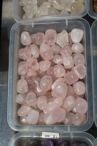 滚磨玫瑰石英宝石作为矿物大鹏玫瑰石英水晶硬石康复宝石活力宝石学石头岩石珠宝图片