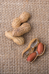 花生碎裂 罐壳夹在麻布上食物饮食小吃养分种子营养坚果背景图片