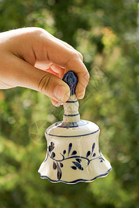 握着陶瓷钟的手便利文化工艺顺口溜陶器手工制品乐器陶瓷黏土图片
