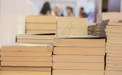书堆成书 作为教育和商业概念历史大学学习架子图书法律书架图书馆闲暇收藏图片