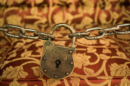 旧的生锈金属锁在铁链中安全隐私挂锁警卫钥匙秘密房子入口图片