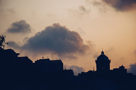 日落和日出金色的天空 与奇幻的暮光阳光云景天气光束背光气候季节金子太阳气氛图片