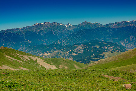 土耳其高原山岳的景象草地塌方蓝色天空爬坡岩石火鸡悬崖场景顶峰图片