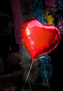 在集市中小红色红心形气球爱情情人蜂蜜婚礼生活未婚夫天空未婚妻女朋友夫妻图片