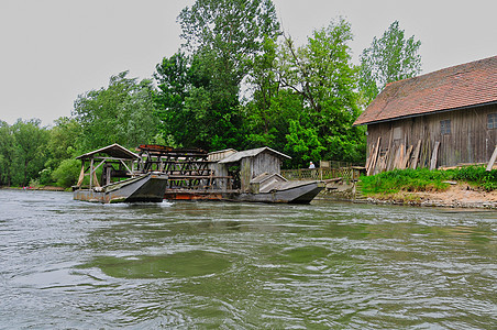 河流上独特的传统造船厂农业乡村房子车轮木头建筑漂流遗产活力水车图片