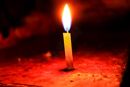 在模糊背景上隔开的蜡烛散光宗教元素能量桌子信仰烛光蓝光文化礼物黄色图片