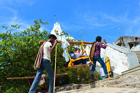 Kedarnath AmARNATH INDIA 克什米尔搬运工用轿椅坐着旅游者运输人员旅游男人体育锻炼座位文化古董旅行汽车图片