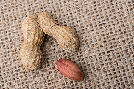 花生碎裂 罐壳夹在麻布上食物营养饮食小吃坚果养分种子背景图片