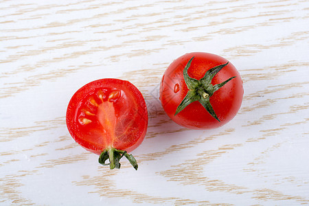 红熟的美味新鲜樱桃鲜樱桃番茄切成两半饮食植物烹饪叶子营养收成西红柿食物沙拉生产图片