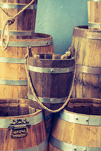 库存中的木桶竞争贮存发酵瓶子味道酒厂仓库液体酒精木头酒桶图片